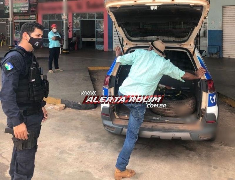 Idoso armado dentro de estabelecimento comercial é preso pela Polícia Militar em Rolim de Moura