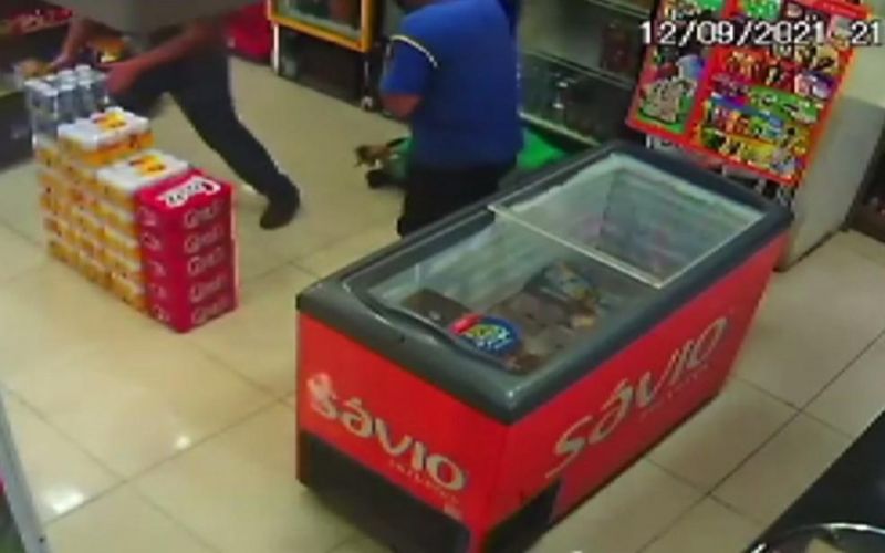 Ladrão morre depois de atirar acidentalmente contra si durante assalto no PR; veja o vídeo Ladrão morre depois de atirar acidentalmente contra si durante assalto no PR; veja o vídeo