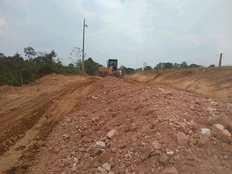 Linha 168 lado norte recebe tubos corrugados, tem ponte recuperada, limpeza e encascalhamento Linha 168 lado norte recebe tubos corrugados, tem ponte recuperada, limpeza e encascalhamento