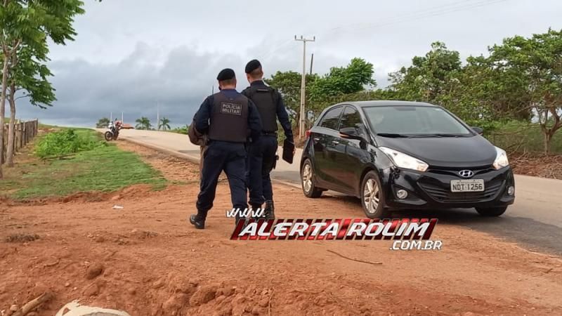 Motociclista fratura perna ao bater na traseira de carro na RO-383 em Rolim de Moura Motociclista fratura perna ao bater na traseira de carro na RO-383 em Rolim de Moura