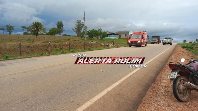 Motociclista fratura perna ao bater na traseira de carro na RO-383 em Rolim de Moura Motociclista fratura perna ao bater na traseira de carro na RO-383 em Rolim de Moura