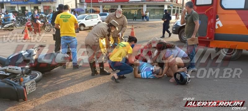 Motociclistas se envolvem em acidente no centro da cidade e são socorridos pelos bombeiros; este é o terceiro acidente em Rolim de Moura neste dia primeiro Motociclistas se envolvem em acidente no centro da cidade e são socorridos pelos bombeiros; este é o terceiro acidente em Rolim de Moura neste dia primeiro