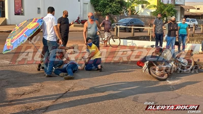 Motociclistas se envolvem em acidente no centro da cidade e são socorridos pelos bombeiros; este é o terceiro acidente em Rolim de Moura neste dia primeiro Motociclistas se envolvem em acidente no centro da cidade e são socorridos pelos bombeiros; este é o terceiro acidente em Rolim de Moura neste dia primeiro