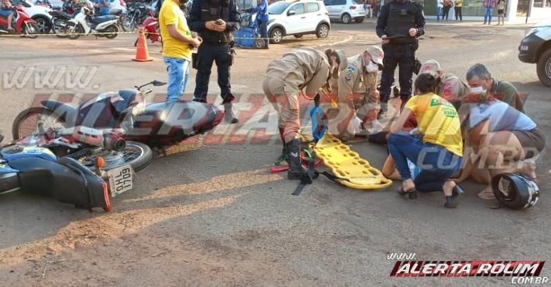 Motociclistas se envolvem em acidente no centro da cidade e são socorridos pelos bombeiros; este é o terceiro acidente em Rolim de Moura neste dia primeiro Motociclistas se envolvem em acidente no centro da cidade e são socorridos pelos bombeiros; este é o terceiro acidente em Rolim de Moura neste dia primeiro