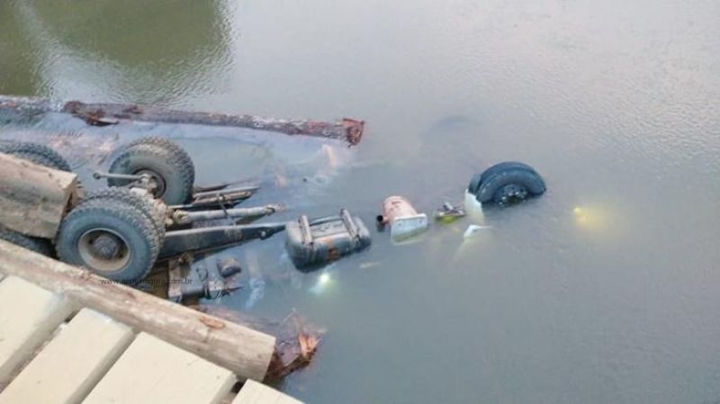 Motorista de 21 anos morre após ponte ceder e caminhão cair em rio em RO Motorista de 21 anos morre após ponte ceder e caminhão cair em rio em RO