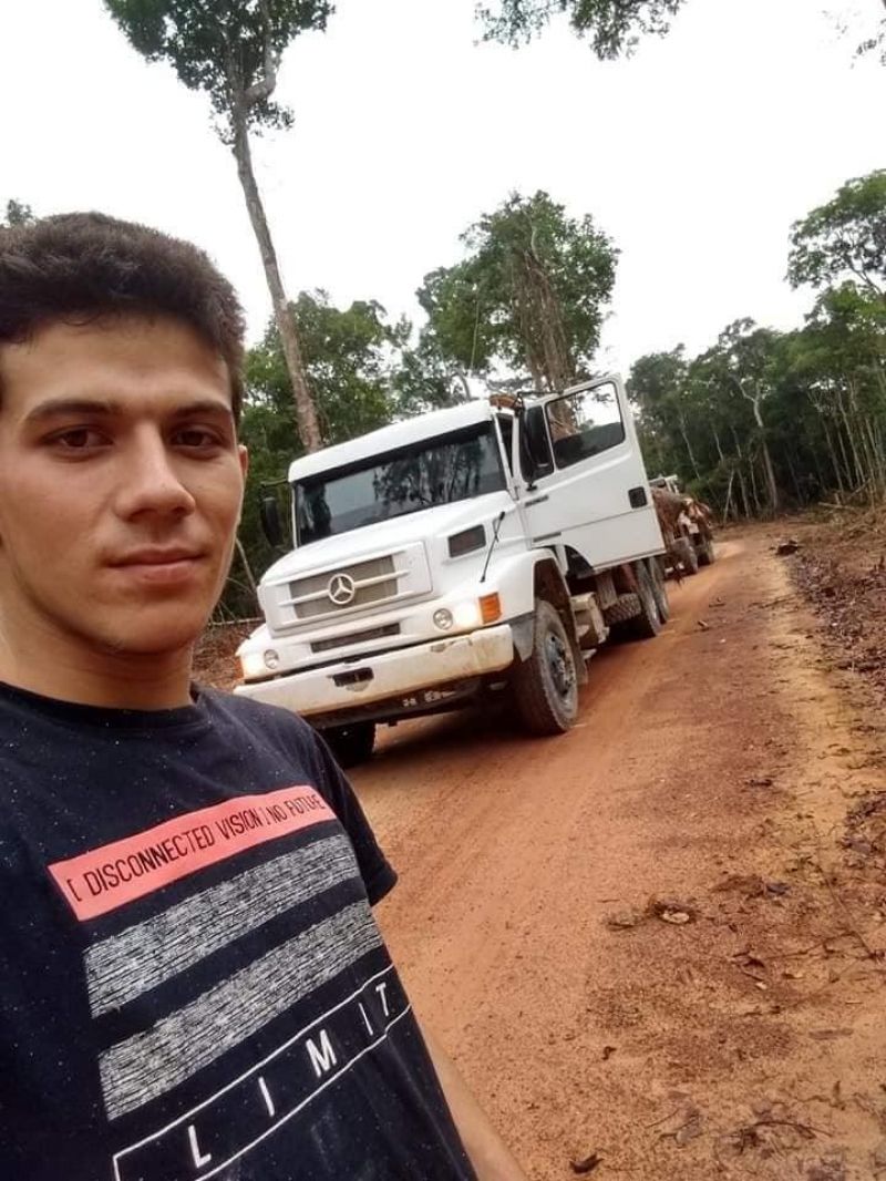 Motorista de 21 anos morre após ponte ceder e caminhão cair em rio em RO Motorista de 21 anos morre após ponte ceder e caminhão cair em rio em RO