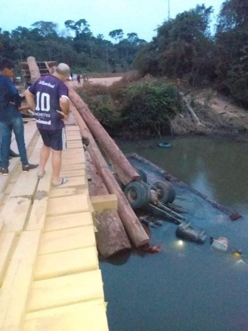 Motorista de 21 anos morre após ponte ceder e caminhão cair em rio em RO Motorista de 21 anos morre após ponte ceder e caminhão cair em rio em RO