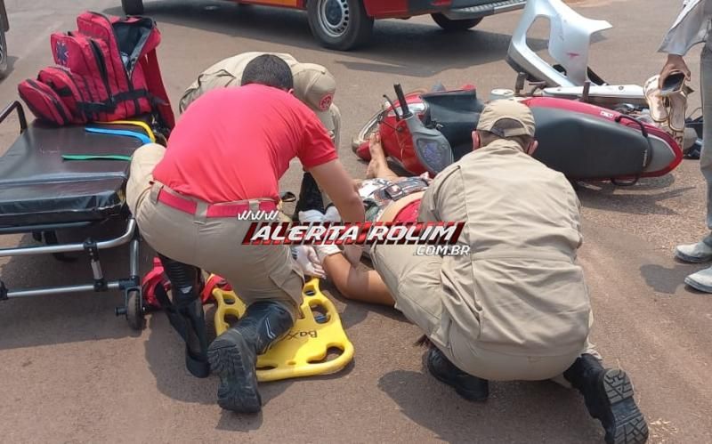 Mulher foi socorrida pelos bombeiros, após acidente entre carro e moto no centro de Rolim de Moura Mulher foi socorrida pelos bombeiros, após acidente entre carro e moto no centro de Rolim de Moura