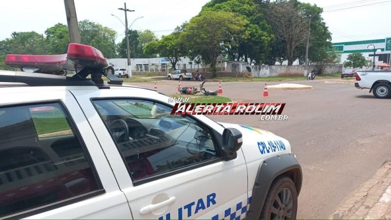 Mulher foi socorrida pelos bombeiros, após acidente entre carro e moto no centro de Rolim de Moura Mulher foi socorrida pelos bombeiros, após acidente entre carro e moto no centro de Rolim de Moura