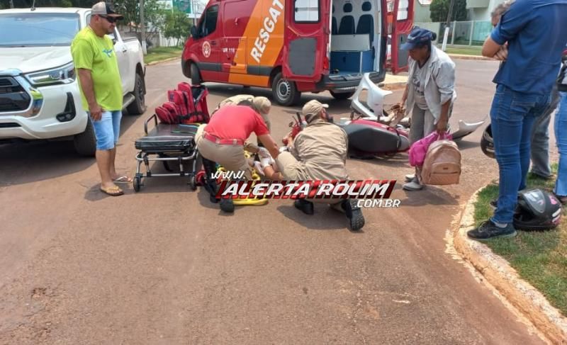 Mulher foi socorrida pelos bombeiros, após acidente entre carro e moto no centro de Rolim de Moura Mulher foi socorrida pelos bombeiros, após acidente entre carro e moto no centro de Rolim de Moura
