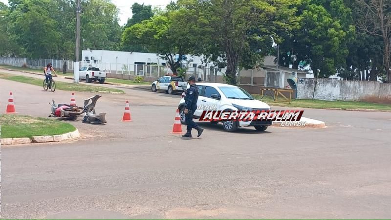 Mulher foi socorrida pelos bombeiros, após acidente entre carro e moto no centro de Rolim de Moura Mulher foi socorrida pelos bombeiros, após acidente entre carro e moto no centro de Rolim de Moura