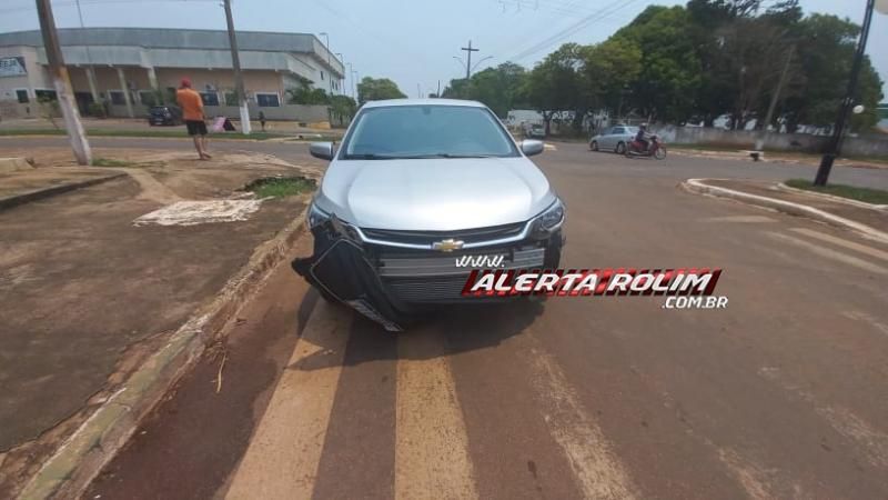 Mulher foi socorrida pelos bombeiros, após acidente entre carro e moto no centro de Rolim de Moura Mulher foi socorrida pelos bombeiros, após acidente entre carro e moto no centro de Rolim de Moura