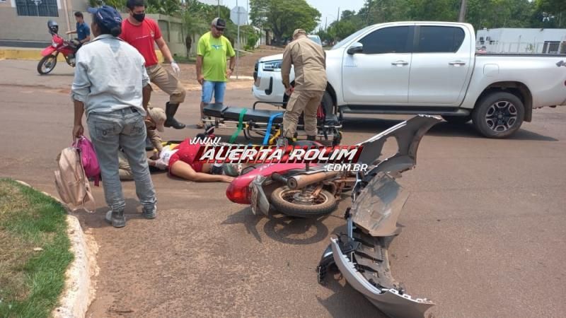 Mulher foi socorrida pelos bombeiros, após acidente entre carro e moto no centro de Rolim de Moura Mulher foi socorrida pelos bombeiros, após acidente entre carro e moto no centro de Rolim de Moura