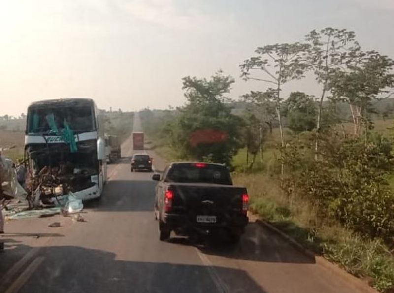 Ônibus da Eucatur bate atrás de carreta na BR-364 entre Pimenta Bueno e Cacoal Ônibus da Eucatur bate atrás de carreta na BR-364 entre Pimenta Bueno e Cacoal