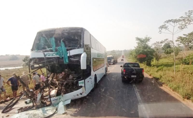 Ônibus da Eucatur bate atrás de carreta na BR-364 entre Pimenta Bueno e Cacoal Ônibus da Eucatur bate atrás de carreta na BR-364 entre Pimenta Bueno e Cacoal
