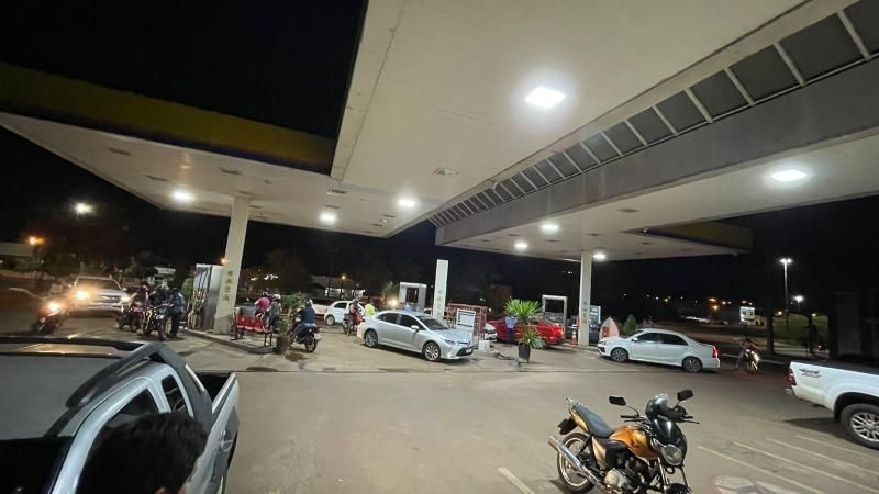 Postos de combustíveis em Rolim de Moura começam a registrar filas de motoristas com medo do desabastecimento Postos de combustíveis em Rolim de Moura começam a registrar filas de motoristas com medo do desabastecimento