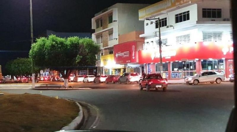 Postos de combustíveis em Rolim de Moura começam a registrar filas de motoristas com medo do desabastecimento Postos de combustíveis em Rolim de Moura começam a registrar filas de motoristas com medo do desabastecimento