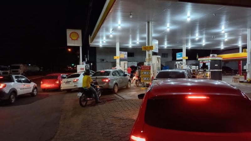 Postos de combustíveis em Rolim de Moura começam a registrar filas de motoristas com medo do desabastecimento Postos de combustíveis em Rolim de Moura começam a registrar filas de motoristas com medo do desabastecimento