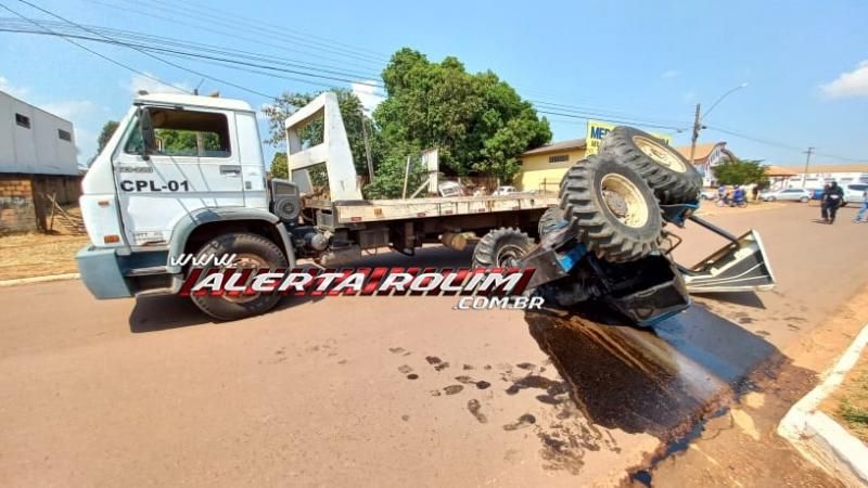 Trator caiu de caminhão prancha nesta manhã de quinta-feira em Rolim de Moura Trator caiu de caminhão prancha nesta manhã de quinta-feira em Rolim de Moura