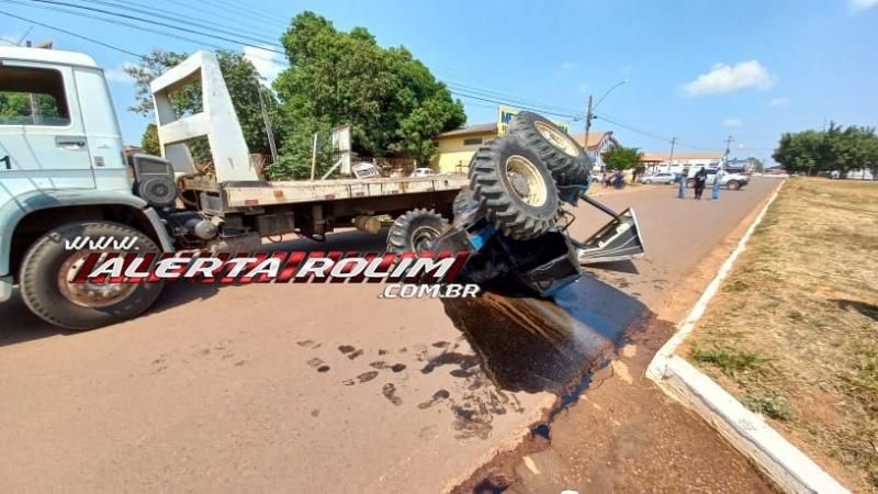 Trator caiu de caminhão prancha nesta manhã de quinta-feira em Rolim de Moura Trator caiu de caminhão prancha nesta manhã de quinta-feira em Rolim de Moura