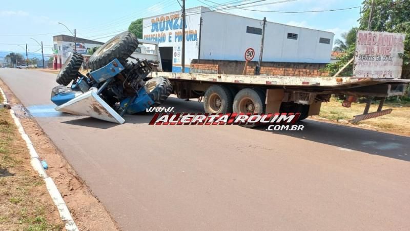 Trator caiu de caminhão prancha nesta manhã de quinta-feira em Rolim de Moura Trator caiu de caminhão prancha nesta manhã de quinta-feira em Rolim de Moura