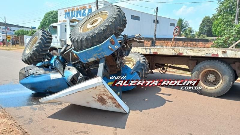 Trator caiu de caminhão prancha nesta manhã de quinta-feira em Rolim de Moura Trator caiu de caminhão prancha nesta manhã de quinta-feira em Rolim de Moura
