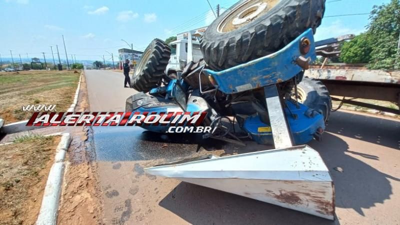 Trator caiu de caminhão prancha nesta manhã de quinta-feira em Rolim de Moura Trator caiu de caminhão prancha nesta manhã de quinta-feira em Rolim de Moura
