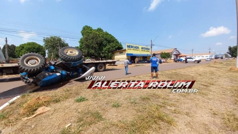 Trator caiu de caminhão prancha nesta manhã de quinta-feira em Rolim de Moura Trator caiu de caminhão prancha nesta manhã de quinta-feira em Rolim de Moura