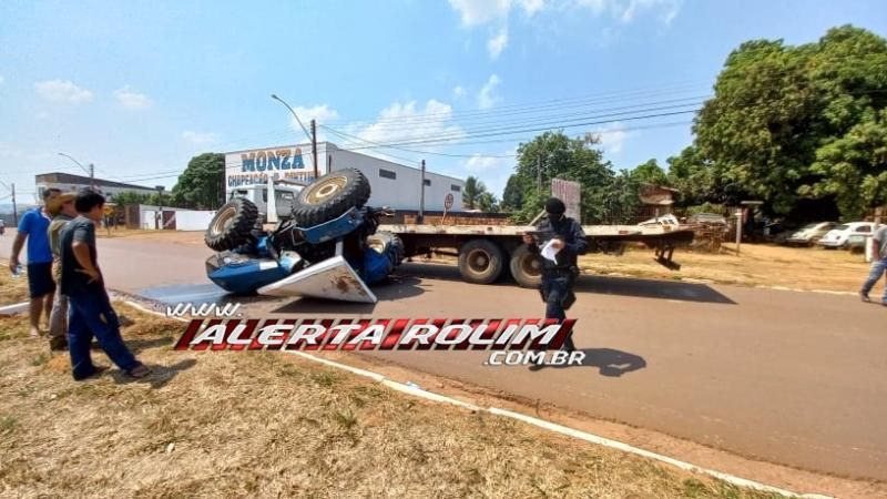 Trator caiu de caminhão prancha nesta manhã de quinta-feira em Rolim de Moura Trator caiu de caminhão prancha nesta manhã de quinta-feira em Rolim de Moura