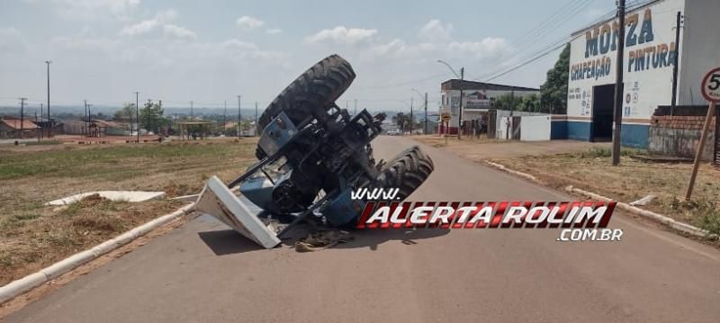 Trator caiu de caminhão prancha nesta manhã de quinta-feira em Rolim de Moura Trator caiu de caminhão prancha nesta manhã de quinta-feira em Rolim de Moura