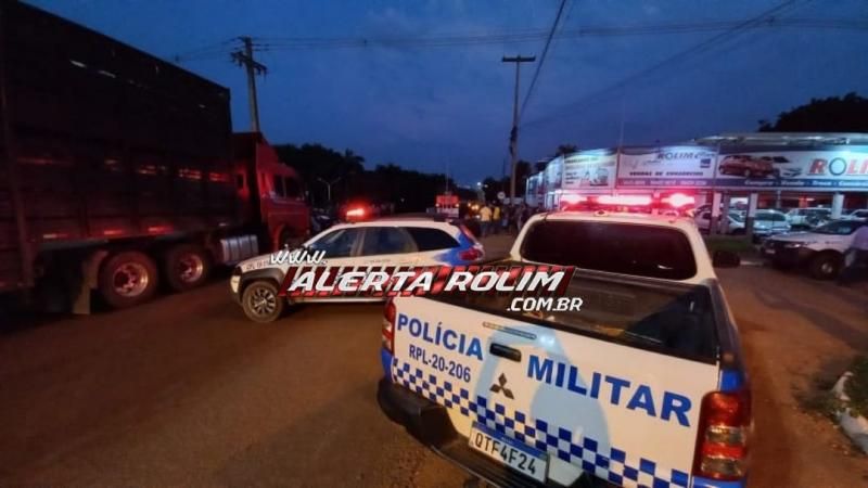 Urgente - Homem morre esmagado por carreta no centro de Rolim de Moura Urgente - Homem morre esmagado por carreta no centro de Rolim de Moura