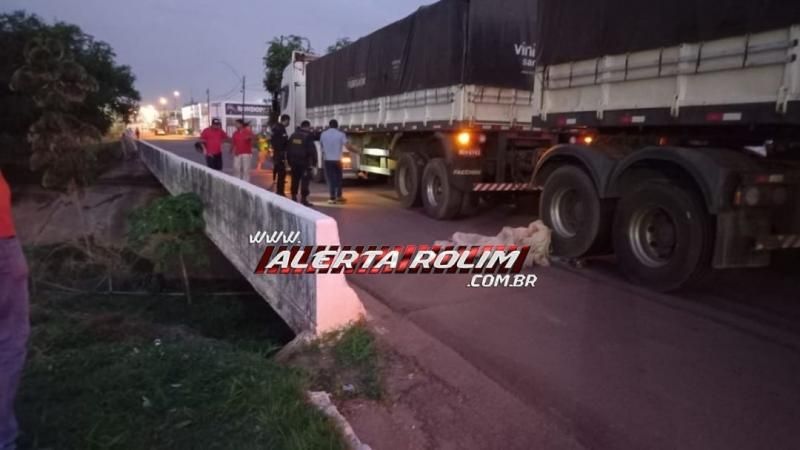 Urgente - Homem morre esmagado por carreta no centro de Rolim de Moura Urgente - Homem morre esmagado por carreta no centro de Rolim de Moura
