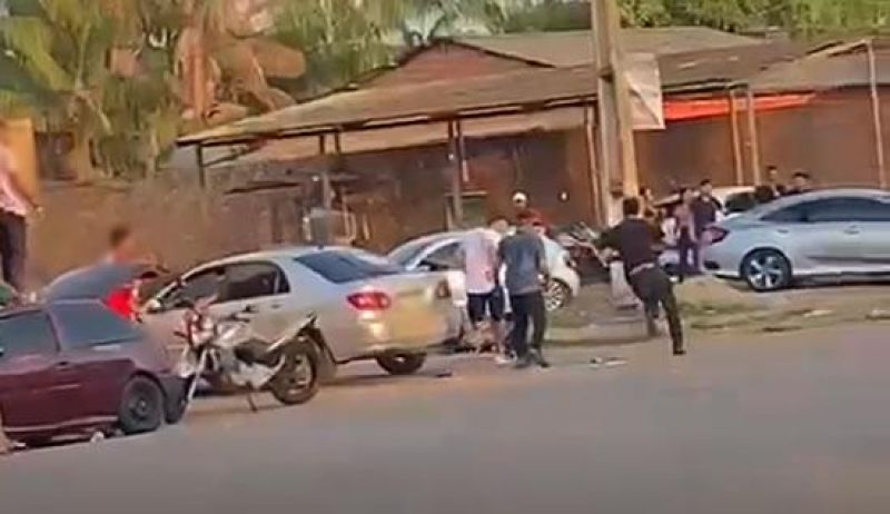 Vídeo mostra dupla tentando matar apenado a tiros em plena luz do dia em RO Vídeo mostra dupla tentando matar apenado a tiros em plena luz do dia em RO