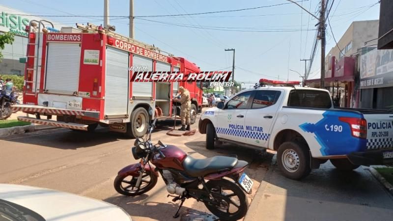 Ação rápida do Corpo de Bombeiros evita que incêndio em padrão se alastrasse para pizzaria no Centro de Rolim de Moura - Vídeo Ação rápida do Corpo de Bombeiros evita que incêndio em padrão se alastrasse para pizzaria no Centro de Rolim de Moura - Vídeo
