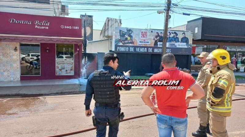 Ação rápida do Corpo de Bombeiros evita que incêndio em padrão se alastrasse para pizzaria no Centro de Rolim de Moura - Vídeo Ação rápida do Corpo de Bombeiros evita que incêndio em padrão se alastrasse para pizzaria no Centro de Rolim de Moura - Vídeo