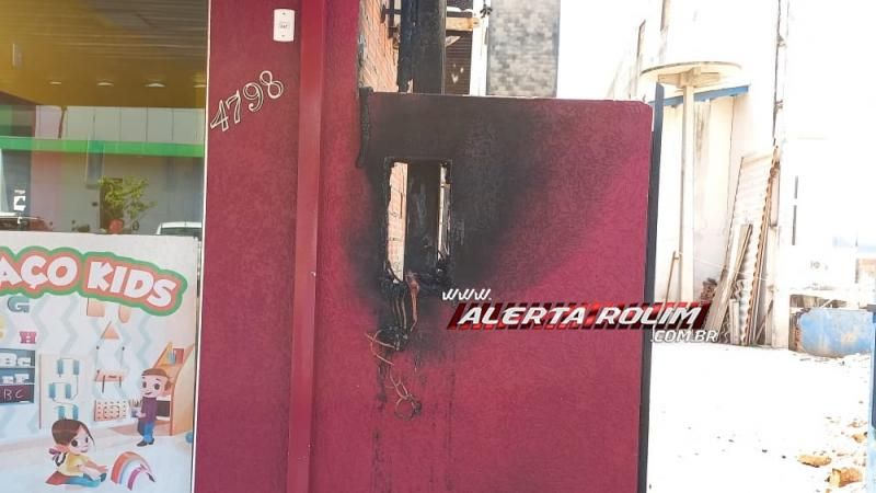 Ação rápida do Corpo de Bombeiros evita que incêndio em padrão se alastrasse para pizzaria no Centro de Rolim de Moura - Vídeo Ação rápida do Corpo de Bombeiros evita que incêndio em padrão se alastrasse para pizzaria no Centro de Rolim de Moura - Vídeo