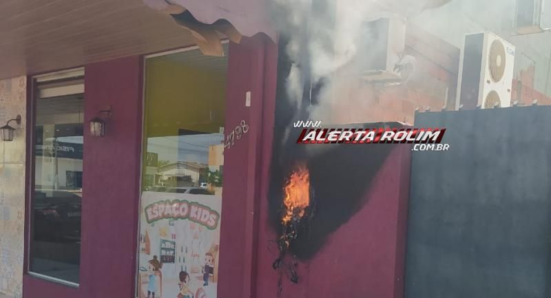 Ação rápida do Corpo de Bombeiros evita que incêndio em padrão se alastrasse para pizzaria no Centro de Rolim de Moura - Vídeo Ação rápida do Corpo de Bombeiros evita que incêndio em padrão se alastrasse para pizzaria no Centro de Rolim de Moura - Vídeo