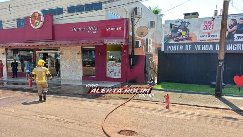 Ação rápida do Corpo de Bombeiros evita que incêndio em padrão se alastrasse para pizzaria no Centro de Rolim de Moura - Vídeo Ação rápida do Corpo de Bombeiros evita que incêndio em padrão se alastrasse para pizzaria no Centro de Rolim de Moura - Vídeo