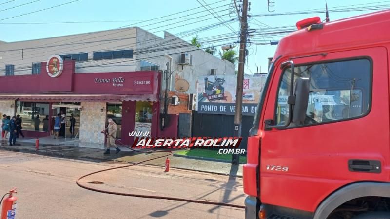 Ação rápida do Corpo de Bombeiros evita que incêndio em padrão se alastrasse para pizzaria no Centro de Rolim de Moura - Vídeo Ação rápida do Corpo de Bombeiros evita que incêndio em padrão se alastrasse para pizzaria no Centro de Rolim de Moura - Vídeo