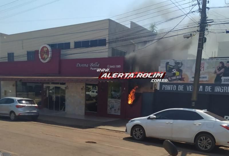 Ação rápida do Corpo de Bombeiros evita que incêndio em padrão se alastrasse para pizzaria no Centro de Rolim de Moura - Vídeo Ação rápida do Corpo de Bombeiros evita que incêndio em padrão se alastrasse para pizzaria no Centro de Rolim de Moura - Vídeo