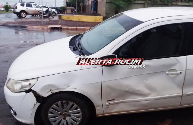 Acidente entre caminhão e automóvel foi registrado na área central de Rolim de Moura Acidente entre caminhão e automóvel foi registrado na área central de Rolim de Moura