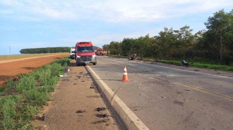 Ambulância que trazia pacientes de Comodoro para Vilhena é atingida por caminhonete na BR 174; mais de 10 pessoas morreram Ambulância que trazia pacientes de Comodoro para Vilhena é atingida por caminhonete na BR 174; mais de 10 pessoas morreram
