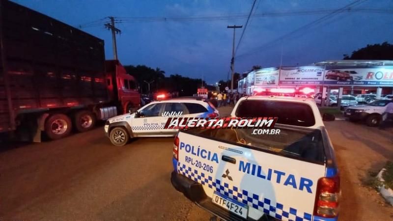 Atualizada – Morador de rua morre esmagado por carreta Bitrem no centro de Rolim de Moura