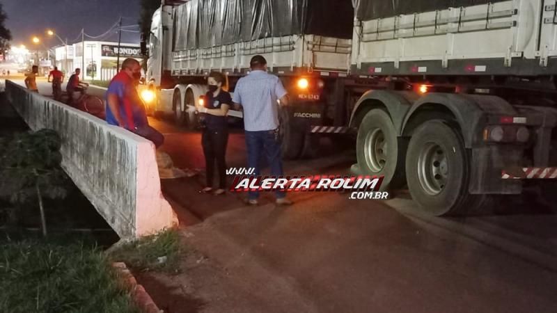 Atualizada – Morador de rua morre esmagado por carreta Bitrem no centro de Rolim de Moura