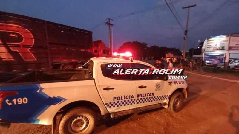 Atualizada – Morador de rua morre esmagado por carreta Bitrem no centro de Rolim de Moura