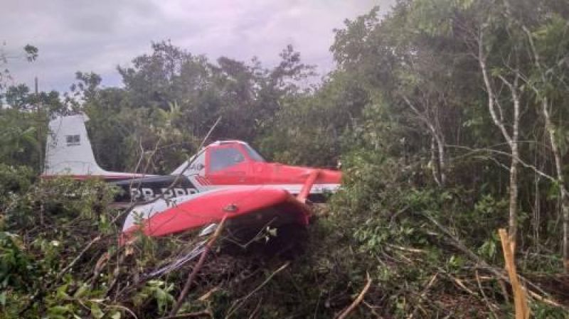 Avião cai em área de mata a 200 metros da cabeceira da pista, em Vilhena; piloto sobrevive Avião cai em área de mata a 200 metros da cabeceira da pista, em Vilhena; piloto sobrevive