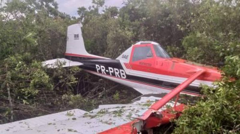 Avião cai em área de mata a 200 metros da cabeceira da pista, em Vilhena; piloto sobrevive Avião cai em área de mata a 200 metros da cabeceira da pista, em Vilhena; piloto sobrevive