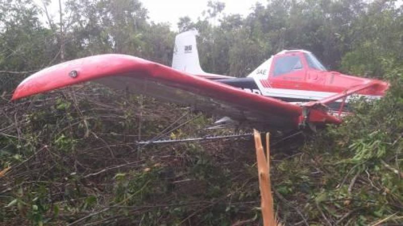 Avião cai em área de mata a 200 metros da cabeceira da pista, em Vilhena; piloto sobrevive Avião cai em área de mata a 200 metros da cabeceira da pista, em Vilhena; piloto sobrevive