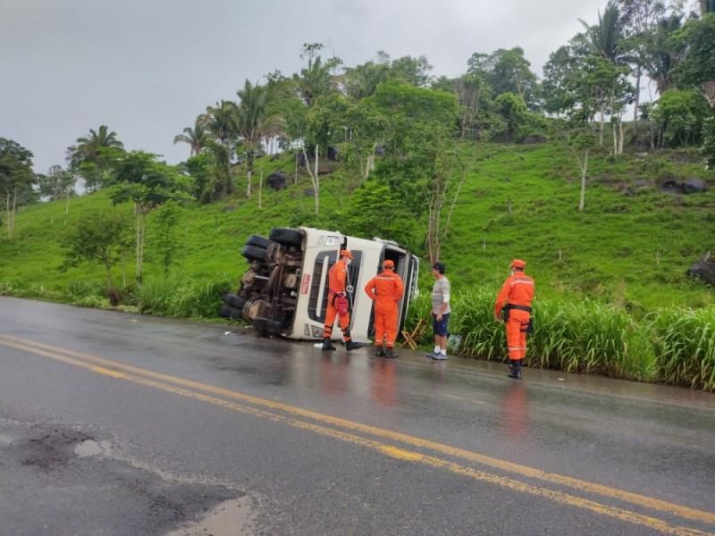 Carreta tomba na curva da morte ao tentar evitar colisão frontal com veículo de passeio em RO Carreta tomba na curva da morte ao tentar evitar colisão frontal com veículo de passeio em RO