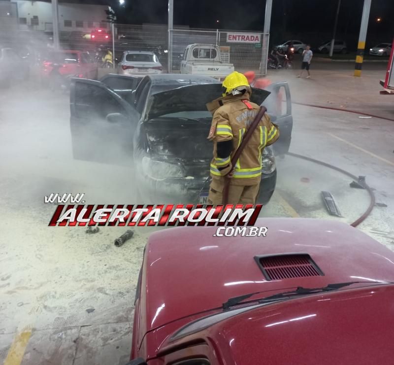 Carro pega fogo no estacionamento de supermercado em Rolim de Moura - Vídeo Carro pega fogo no estacionamento de supermercado em Rolim de Moura - Vídeo